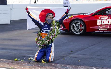 Takuma Sato ovládl slavný automobilový závod 500 mil Indianapolis.