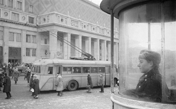 Říjen 1943. Trolejbus před Čajkovského koncertní halou v Moskvě