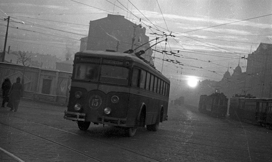 Trolejbus v moskevském soumraku. Archivní snímek z roku 1938