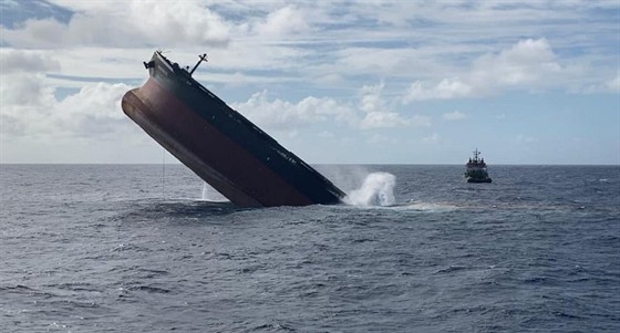 Úřady na Mauriciu nechaly klesnout havarovanou japonskou nákladní loď ke dnu....