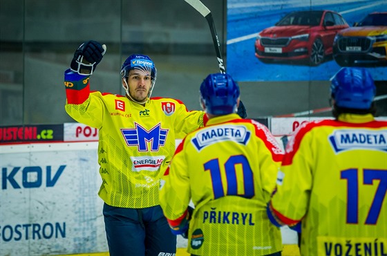 Zdenk Doleal (elem) z eských Budjovic slaví gól v zápase proti Spart.