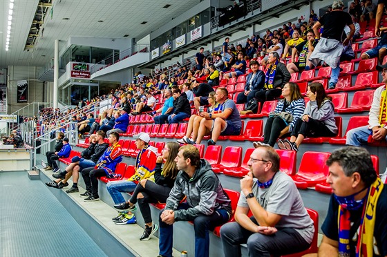 Fanouci sledují pohárový zápas eských Budjovic a Sparty.