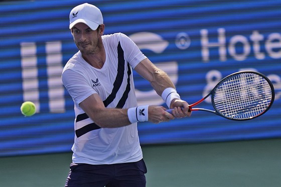 Brit Andy Murray se soustedí na bekhend na turnaji v New Yorku.