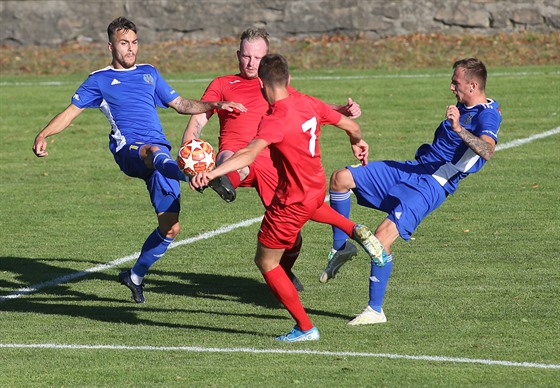 Záloník Jihlavy Tomá Smejkal (vlevo v modrém) v pohárovém utkání proti Staré...