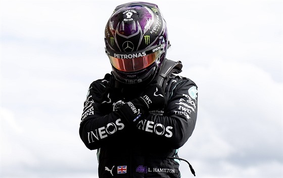 Britský pilot ve slubách stáje Mercedes Lewis Hamilton se raduje z vítzství v...