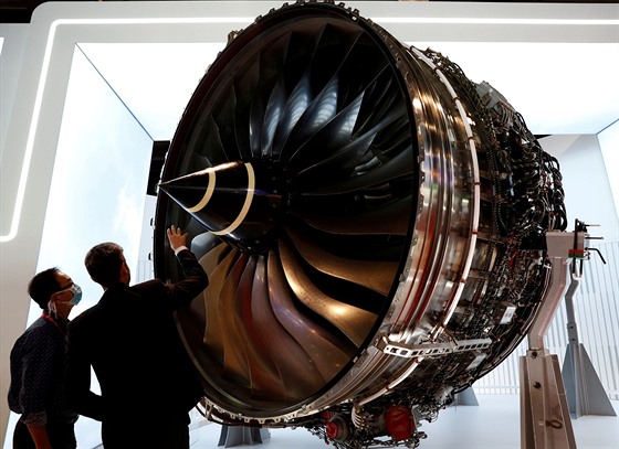 Letecký motor Rolls-Royce Trent jako jeden z exponát zimní singapurské airshow...
