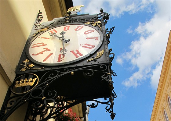 Historické hodiny na fasád patí neodmysliteln k pivovaru U Flek.