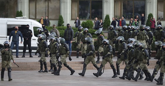 Bloruské poádkové síly stojí proti demonstrantm, kteí protestují proti...