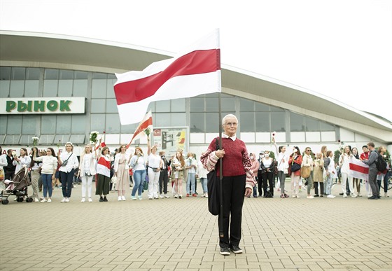 Bloruská demonstrantka Nina Baginská se svou historickou vlajkou Bloruska...