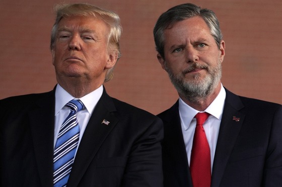 Bývalý rektor Liberty University Jerry Falwell s prezidentem USA Donaldem...