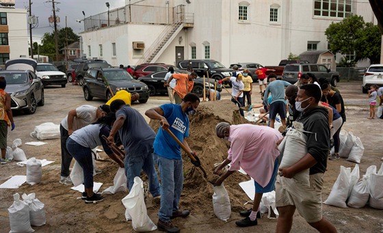 Lidé plní pytle pískem a snaí se pipravit na hurikán Laura, který postupuje...