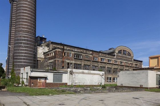 Nevyuívaná historická budova staré elektrárny v Perov.