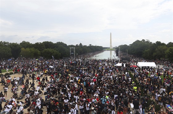 Tisíce lidí pily k Lincolnov památníku v americkém Washingtonu na...