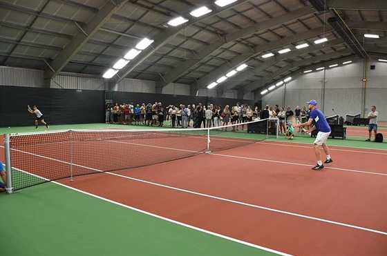 Nová tenisová hala ve Valašském Meziříčí má celkem tři kurty.