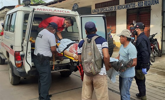 Vytahování zranného ze sanitky v Peru