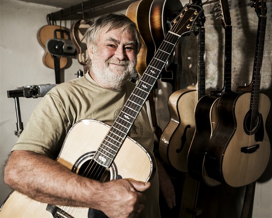 Ladislav Kuera povauje vyrobené kytary za své potomky. Jako soukromý...