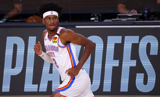 Shai Gilgeous-Alexander z Oklahoma City se práv trefil za ti.