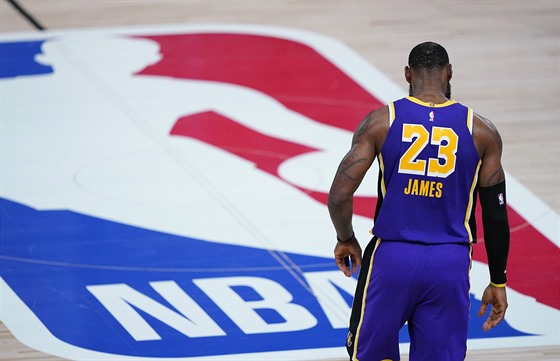 LeBron James z LA Lakers bhem tetího souboje s Portlandem