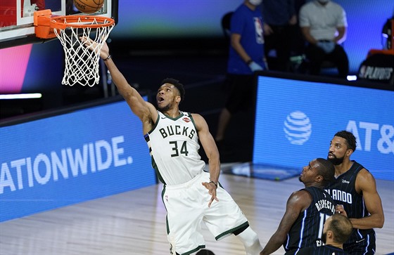 Janis Adetokunbo z Milwaukee zakonuje na ko Orlanda.