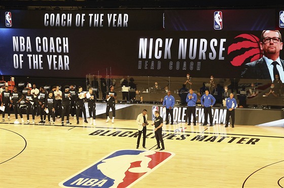Torontský trenér Nick Nurse si pebírá cenu pro koue roku.