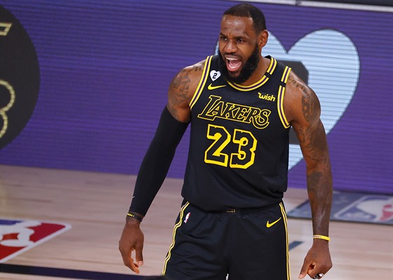 LeBron James z LA Lakers se raduje po trojce do koe Portlandu.