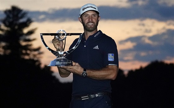 Americký golfista Dustin Johnson s trofejí pro vítze turnaje v Nortonu