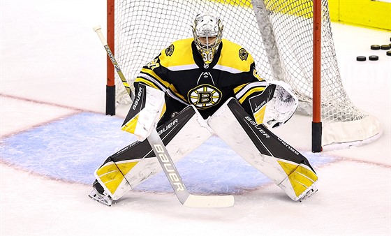 Branká Bostonu Dan Vlada se rozcviuje ped duelem play off NHL.