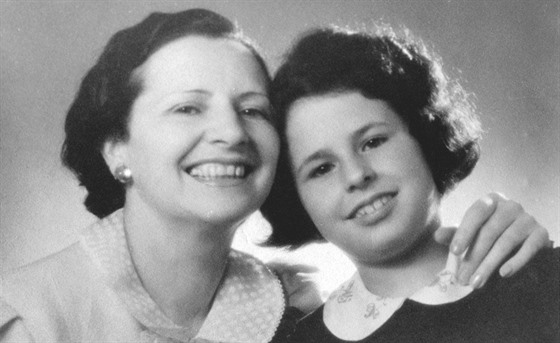 Eva Herrmannová s maminkou poátkem 40. let. Náhled obrazové pílohy z knihy...