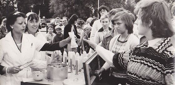 Párky v rohlíku se v Československu začaly prodávat v roce 1972. Lidé tehdy...