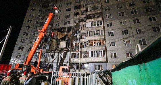 V ruské Jaroslavli v pátek vybuchl plyn v obytném dom. Záchranái nali tla...