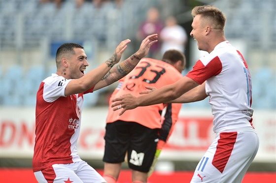 Slávisté Nico Stanciu (vlevo) a Stanislav Tecl se radují z gólu do sít eských...