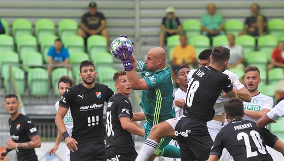 Karvinský branká Petr Bolek chytá balon po centru Baníku Ostrava.