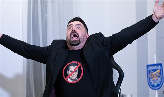 Řeporyjský starosta Pavel Novotný při debatě s pražským primátorem Zdeňkem...