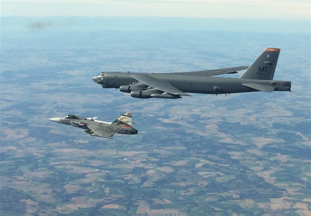 Americký bombardér B-52 v doprovodu stroje Gripen českých Vzdušných sil během...