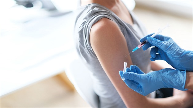Vakcinologové jsou proti povinnému očkování nad 60 let. U profesí ho vítají