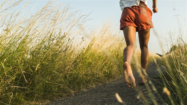 Bosé cvičení přinese víc benefitů. Zkuste se zout při běhu i fitness