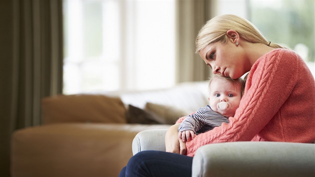 Samoživitel s dítětem? Na důstojný život aspoň 34 tisíc měsíčně, míní experti