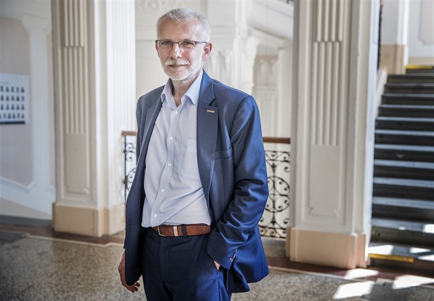 Sáhodlouhý název je nepoužitelný. Ředitel hledá jméno pro sloučenou školu i na síti