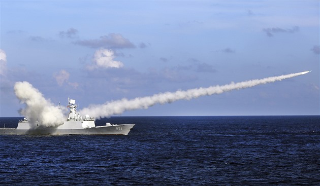 S ostrou municí. Námořnictva Ruska a Číny cvičí v Jihočínském moři