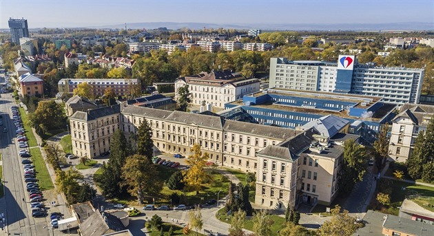 Nejstarí budovu v olomoucké fakultní nemocnici zvanou Franz Josef (v popedí)...