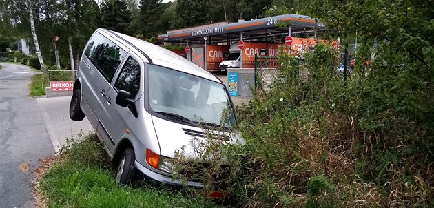 Auto skonilo v píkopu nedaleko myky ve Starém Mst v Náchod (28. 8. 2020).