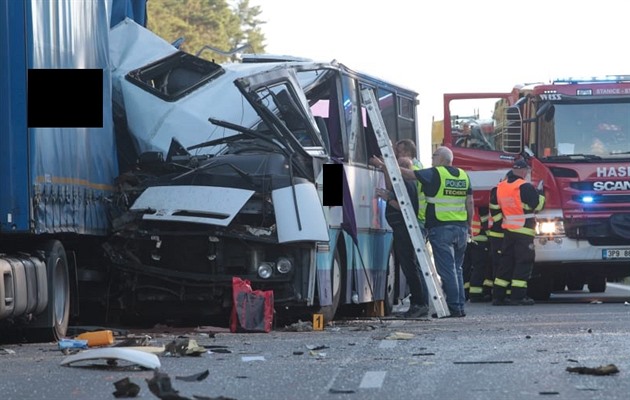 Pi nehod autobusu s odstaveným kamionem u Plzn zemela jedna ena, dalí ti...
