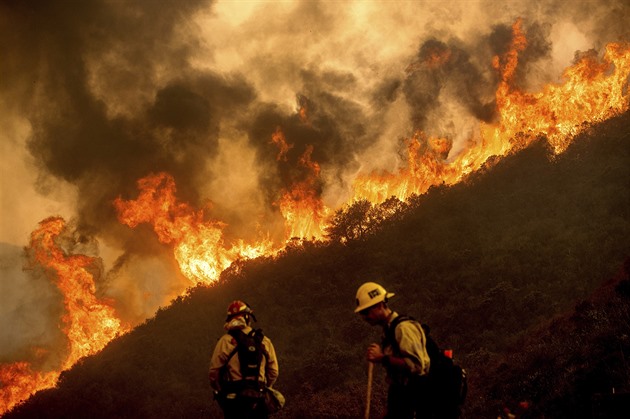 Ohnivé peklo sužuje Kalifornii, bojuje proti němu marně 14 tisíc hasičů