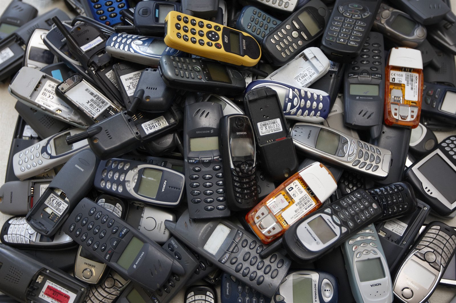 Куда сдать мобильные телефоны. Старые модели телефонов. Старые мобильные телефоны. Куча кнопочных телефонов. Кучка телефонов.