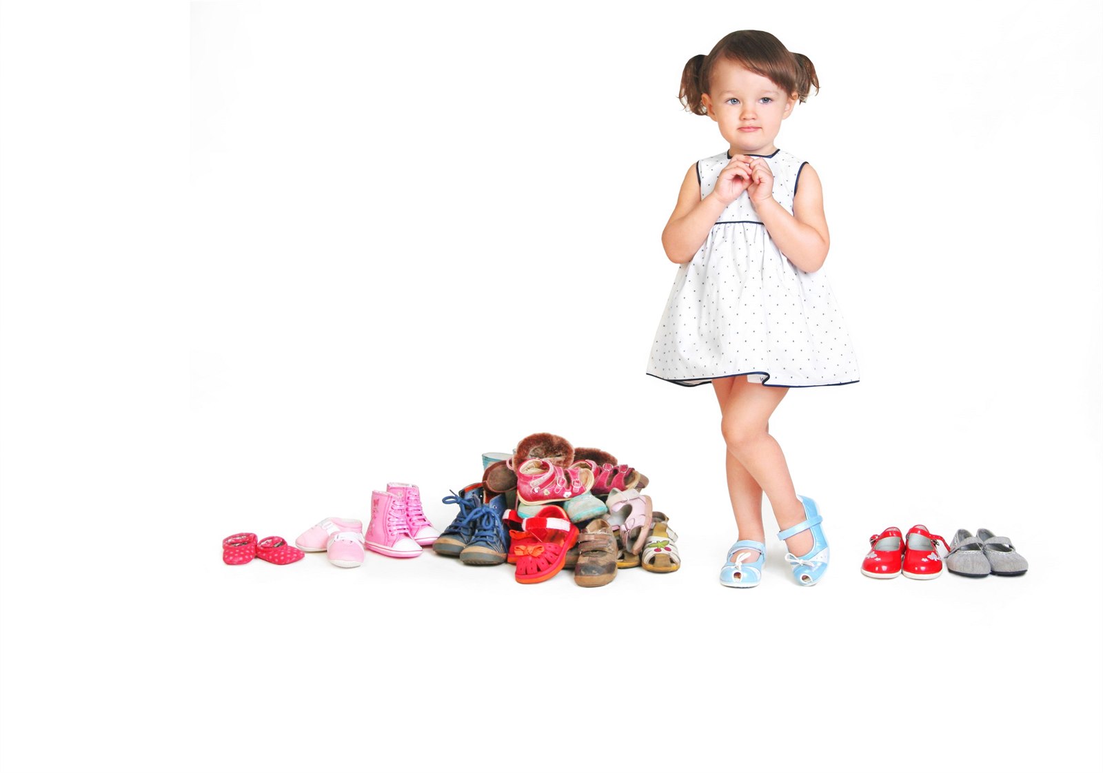 Детская обувь на белом фоне