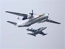 Belorusk tranpsortn stroj An-26 v doprovodu novch cvinch stroj Jak-130