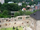 Zícenina románského paláce chebského hradu, vpravo kaple a severní pedmstí v...