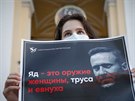 Demonstrantka drí plakát na podporu vdce ruské liberální opozice Alexeje...
