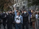 Ruská policie odvádí demonstranta, který vyjadoval podporu vdci ruské...