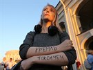 Demonstrantka vyjaduje podporu vdci ruské liberální opozice Alexeji...